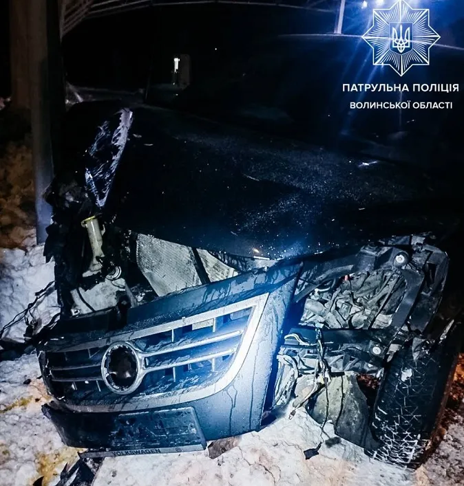 На Волині п'яний на Volkswagen пролетів повз патрульних та зніс дорожній ліхтар (фото)