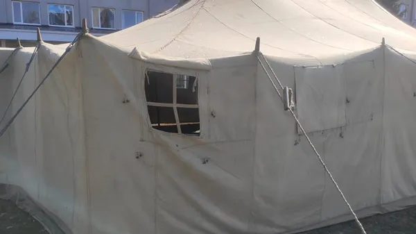 Біля дитячої лікарні в Луцьку встановили намет для прийому хворих на коронавірус (фото)