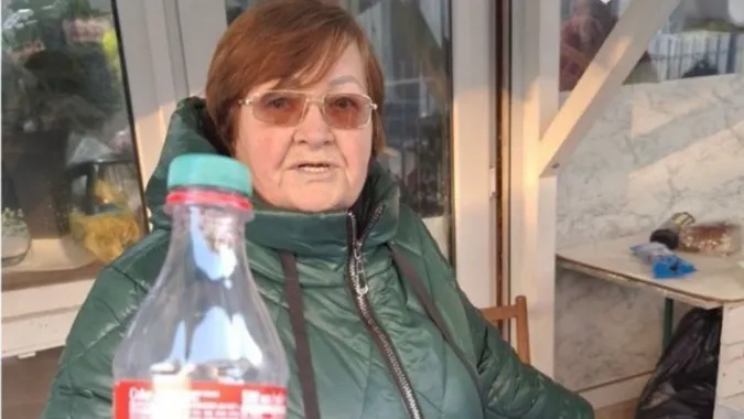 У Луцьку біля «Гостинця» спіймали жінку, яка продавала «самогонку»