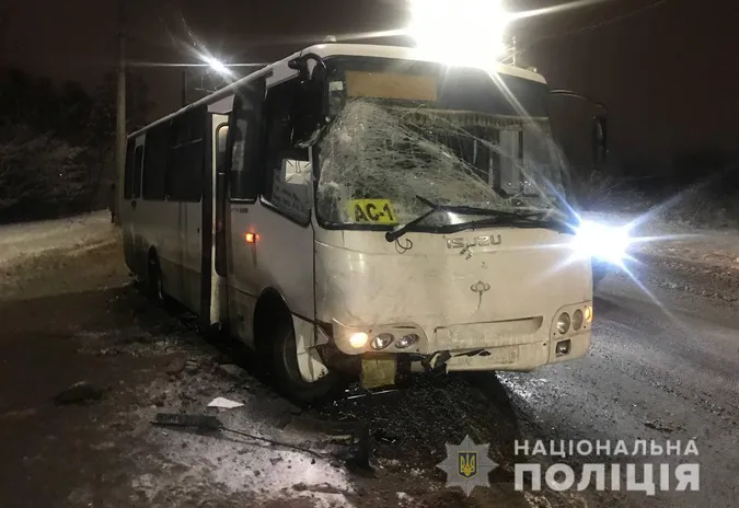 Є постраждалі: деталі ДТП у Луцьку з маршруткою та «фордом» (фото, відео)