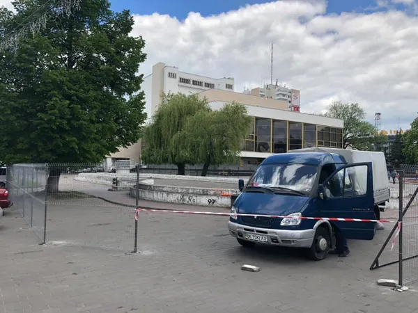 «Бетонне корито»  в центрі Луцька почали перетворювати на фонтан (фото, відео)