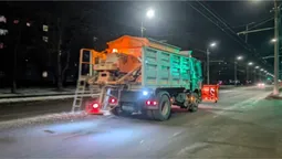 Снігу – валом: у Луцьку нарікають на нерозчищені дороги (фото)