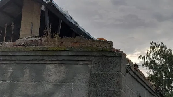 Зірваний дах, розвалені стіни: в селі біля Луцька удар блискавки зруйнував будинок (фото)