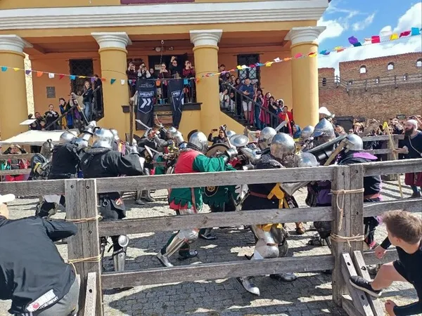 Майже сотня лицарів з усієї України: у Луцькому замку змагалися у середньовічному бою (фото)