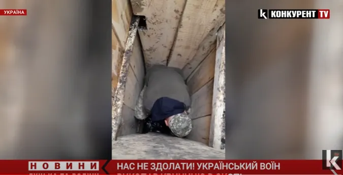 Український воїн викопав криницю в окопі (відео)
