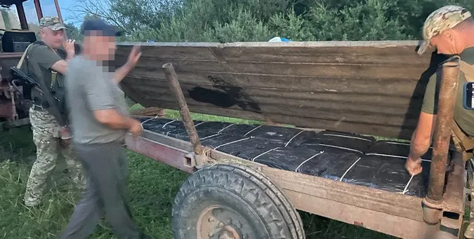 На Волині трактор тягнув підводу з сигаретами до Польщі (фото)