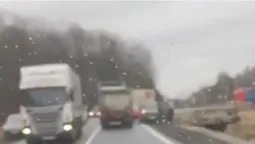 Авто перекинулось на дах: на автодорозі Ковель – Луцьк сталася ДТП (відео)