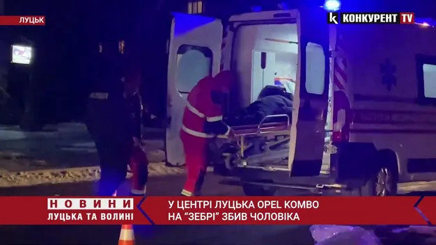 Неосвітлений проспект: у Луцьку на Волі автомобіль збив чоловіка (відео)