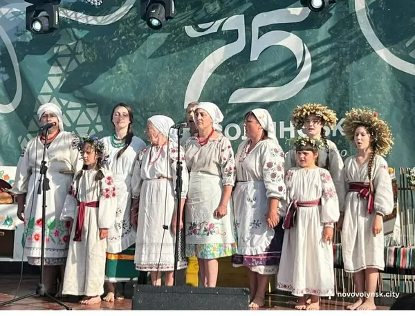 «Моя хата наспівана»: волинянка понад 20 років збирає старовинні вишиванки та народні скарби (фото)