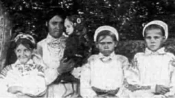 Босі і в хустинах: якими були юні волинянки на початку ХХ століття