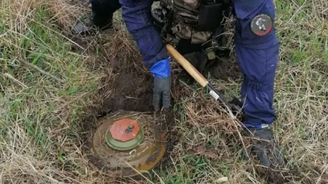 Майже половину території України потрібно розміновувати, – ДСНС