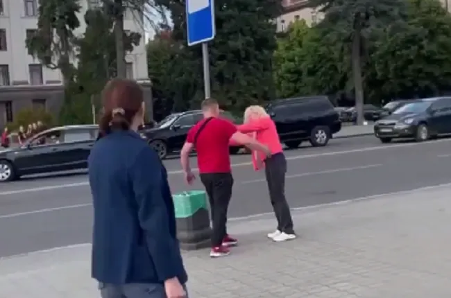 Перебігала перед авто: у центрі Луцька чоловік побив жінку (відео)