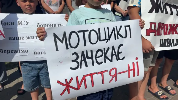 «Батьки, обирайте відповідальність»: у Шацьку закликали не садити дітей на мотоцикли (фото, відео)