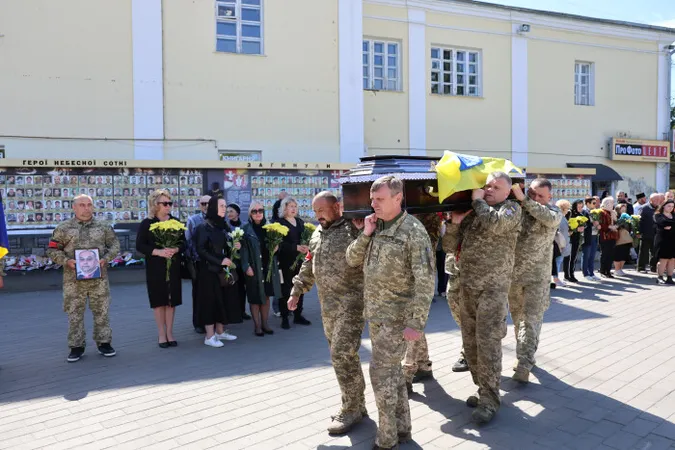 У Луцьку попрощались із загиблим на Луганщині Олександром Юзвою (фото)