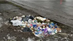У Луцьку продавці магазину викидають відходи на узбіччя (фото)