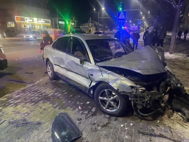 ДТП у Луцьку: авто від удару вилетіло на тротуар і збило дівчину (відео)
