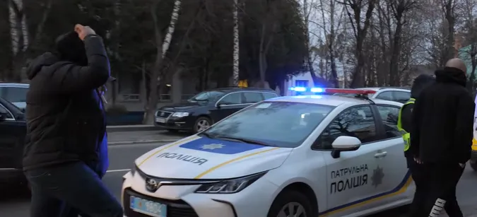 У Луцьку чоловік погрожував застрелити водія через конфлікт на дорозі (відео)