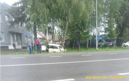 На Волині вантажівка в'їхала в легковик: водія затиснуло в салоні (фото)