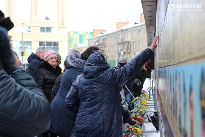 Лучани вшанували загиблих у боях під Дебальцево (фото)
