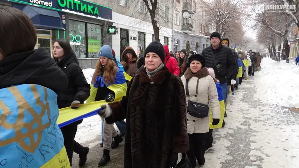 День Соборності у Луцьку: люди утворили ланцюг єдності (фото)