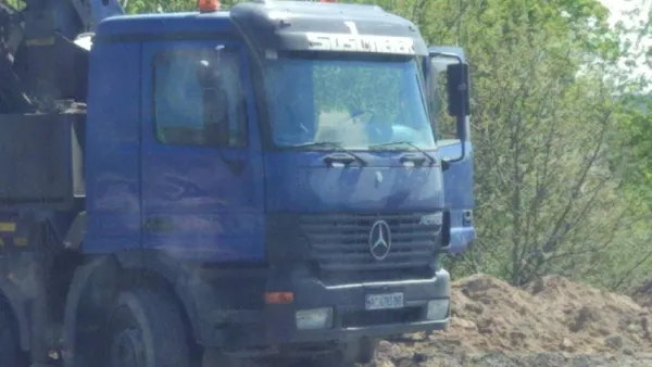 У Луцьку в Стир вантажівка скинула будівельне сміття (фото)