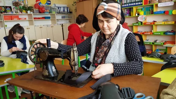 Шиють наколінники і годують блокпости: діти і дорослі волонтерять на Волині (фото)