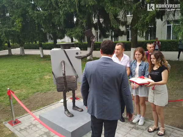 У Луцьку з’явилася скульптура студенту (фото, оновлено)