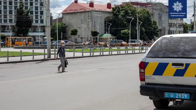 У Луцьку патрульні ловили пішоходів, що переходили дороги не за правилами
