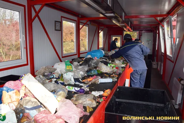 У Луцьку показали як працює сміттєсортувальна лінія (Фото)