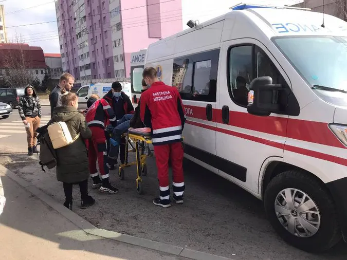 У Луцьку легковик збив двох дітей на переході (фото)