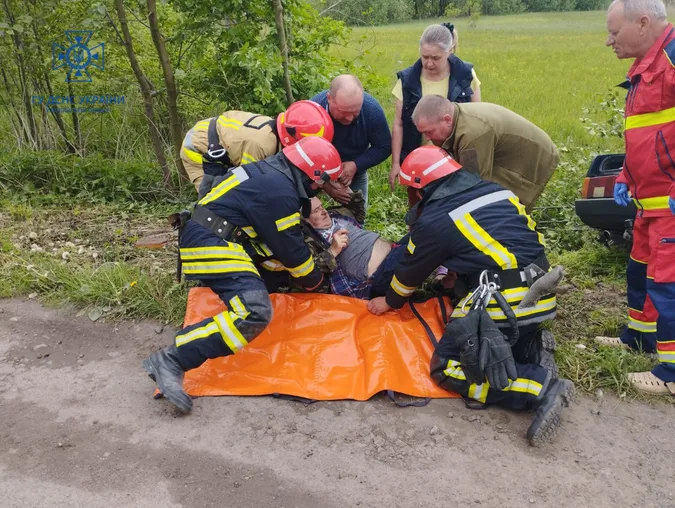 У Локачах легковик злетів у кювет і врізався у дерево (фото)