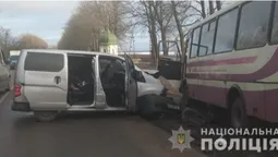 На Тернопільщині в автобус "Івано-Франківськ – Луцьк" влетіла іномарка (фото)