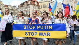 Українці провели парад вишиванок у Празі на знак подяки Чехії за допомогу (фото)