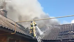 Спалахнула покрівля: у Луцьку рятувальники приборкали пожежу (фото)