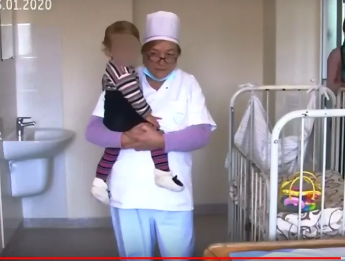 Дівчинку, яку «забули» на вулиці в Луцьку, горе-батьки годували «мівіною» (відео)