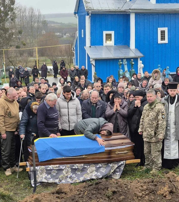 На Волині попрощалися із полеглим захисником Леонідом Рекрутом (фото)