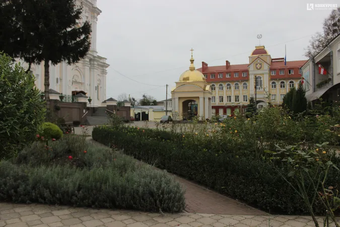 У Свято-Троїцькому соборі у Луцьку доцвітають останні квіти (фото)