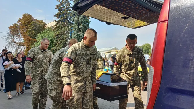 Йому було 25: у Луцьку попрощалися із загиблим воїном Максимом Мартиновим (фото, відео)