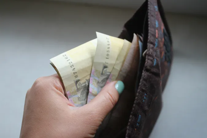 Більше 72 % українців вважають себе бідними