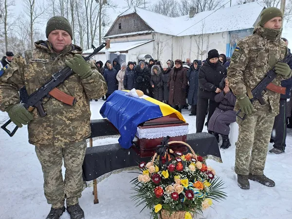 За свої кошти купував автівки для підрозділу: на Волині попрощалися з воїном Олександром Нагалюком