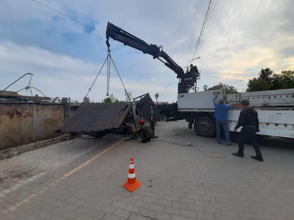 На Старому ринку продовжують демонтаж: зрізають паркан (фото)