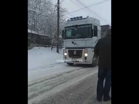 У Горохові через ожеледицю автомобіль з'їхав у кювет (відео)