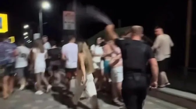 На Світязі поліція забризкала натовп з балончика: що там коїться (відео)