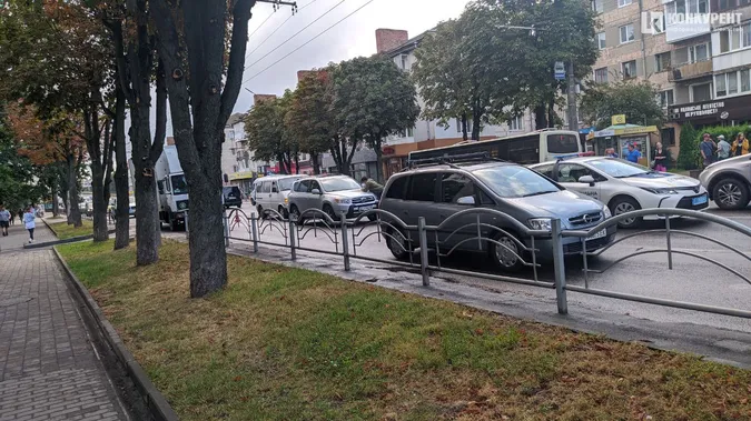 Проспект у Луцьку паралізувало через «поцілунок» двох авто (фото)