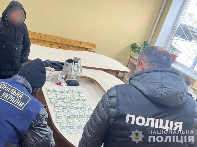 На Сумщині на хабарі у $3000 затримали працівницю ТЦК (фото)
