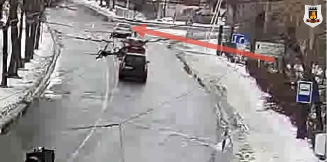 У центрі Луцька зіткнулися бус і легковик (відео)
