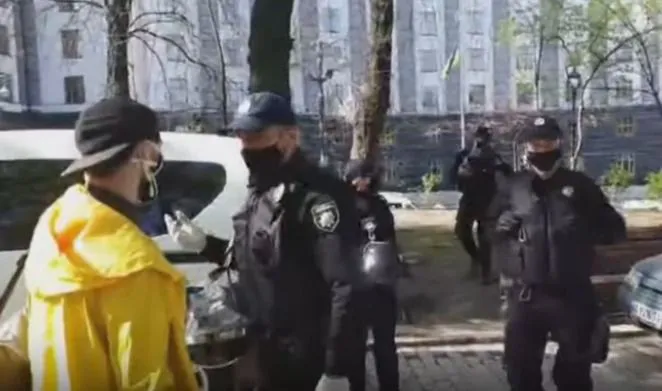 У Києві поліцейські напали на журналіста «Громадського» (відео)