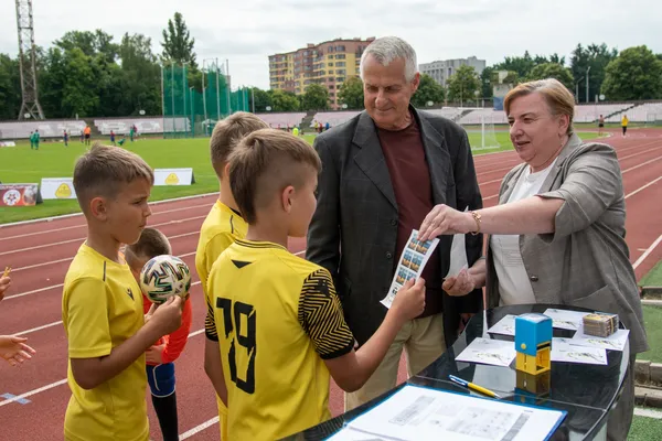 «Україно, вперед!»: у Луцьку погасили нову марку, присвячену збірній України з футболу (фото)