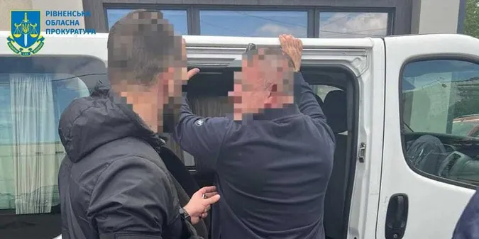 На Рівненщині експравоохоронець допомагав ухилянтам «відмазатися» від мобілізації (фото)