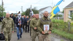 Залишилась дружина та двоє синів: у Маневичах прощались з Героєм Андрієм Іщиком (фото)